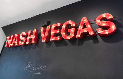 Private Home with Rooftop Game Room near Downtown - Foto 59