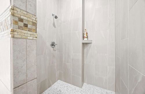 Elegant Manor w Private Yard & Modern Amenities - Foto 75