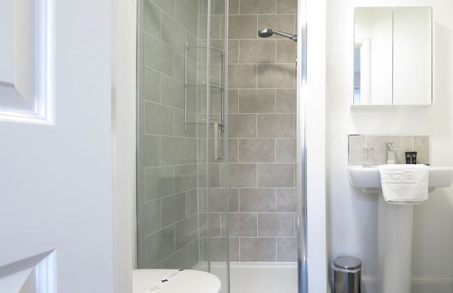 Tudors eSuites Birmingham House with Private Garden Free Parking - Foto 11