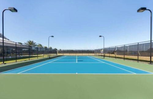 Enjoy mini golf, arcade games, and pools with Family in 2BD Orlando condo - Foto 46