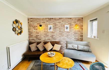 Inviting 2 Bed Guest House steps away from Ascot Racecourse 3 mins drive, 5 mins to Legoland, 12 mins to Windsor Castle Perfect for families & racegoers alike - Foto 3