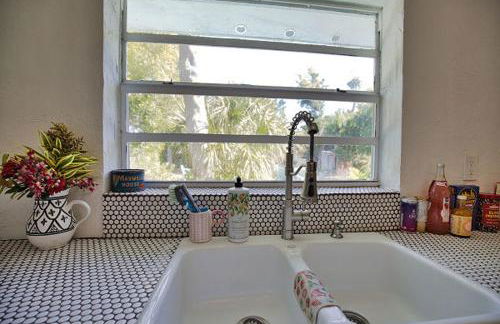 Pet Friendly & Firepit Minutes to Beach Sleeps 6 - Foto 18