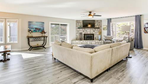 Waterfront Lake Coronado Home with Deck and Views - Foto 4