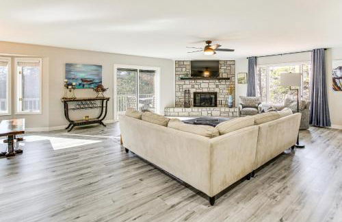 Waterfront Lake Coronado Home with Deck and Views - Foto 4