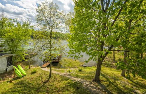Upscale Lakefront Home w Dock & Kayaks - Photo 11