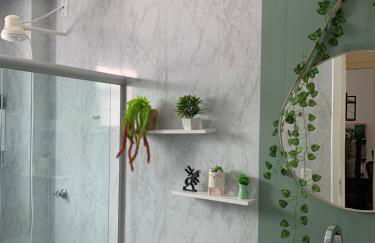 Sacada com ar, rede, pôr do sol, lareira e cinema no Candeias - Foto 25