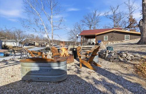 Lakefront w/ Private Dock, 2 Slips, Swim Mat, Firepit, & Covered Patio 44mm - Foto 44