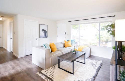 Beautiful Light-filled Farmhouse w swing & slide - Foto 9