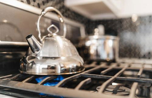 Modern 2-Story Cowboy Pool Home with King Beds Walk to 6th St & Rainey Street - Foto 15