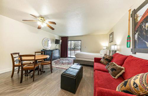 Charming Queen Studio Deluxe w/Balcony #233 at Donner Lake Village - Foto 6