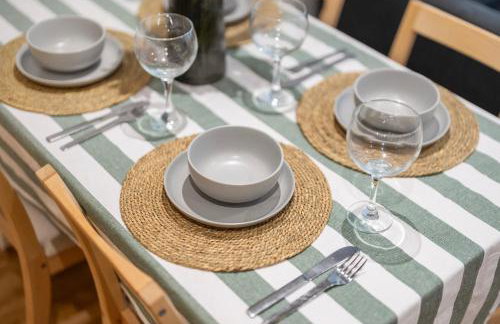 Central Apt-2Bed 2Bath-AC unit-By FabAccommodation - Foto 7