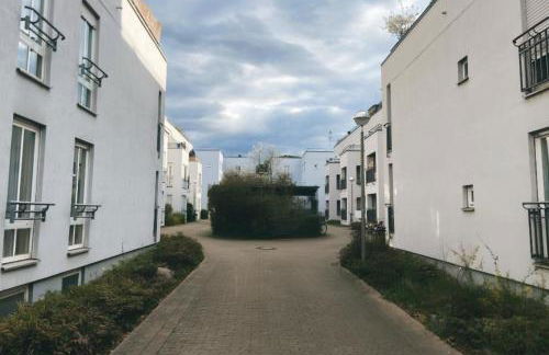 zentrale Design-Ferienwohnung mit Balkon und Stellplatz in Karlsruhe - APOLONIAliving - Foto 20