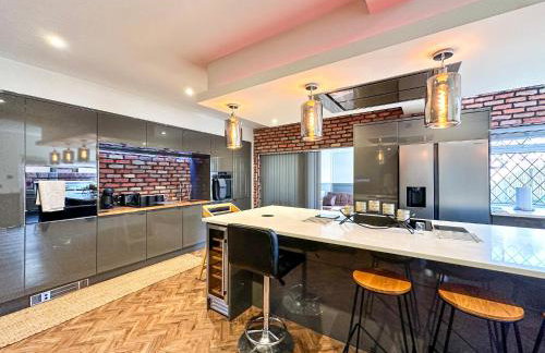 5BR Manchester Home Jacuzzi, Garden & Parking - Foto 11