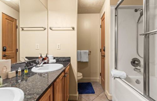 KBM Resorts Crestview Condos Spacious condo near Olympic Park with gas fireplace year-round pool hot tub city wide shuttle access. CVC-308B - Foto 28