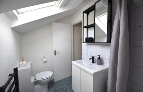 Stylish 1BR Retreat with Garden and Rustic Kitchen - Foto 22