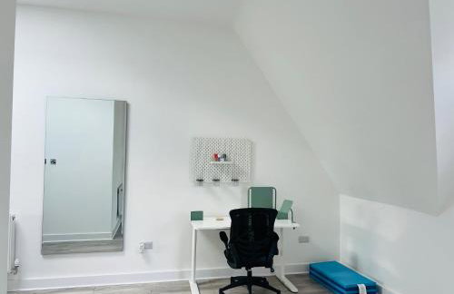 Luxurious New Home Near Airport - Photo 5