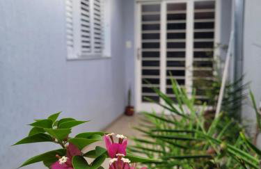 Edícula com estacionamento privativo, a uma quadra do Shopping Oriente - Casa da Sensei - Foto 1