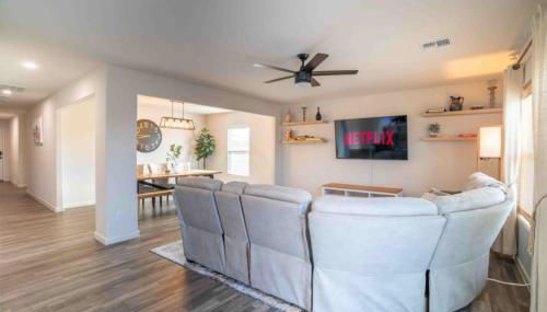 Modern 4BR home in Casa Grande 65 inch TV - Foto 4