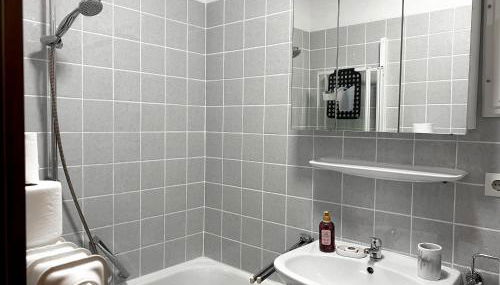 Helle 2 Zimmer Wohnung mit Balkon gemütlich & zentral - Foto 5, Shower