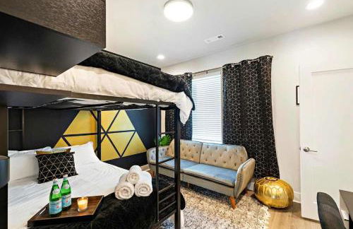 Private Home with Rooftop Game Room near Downtown - Foto 33