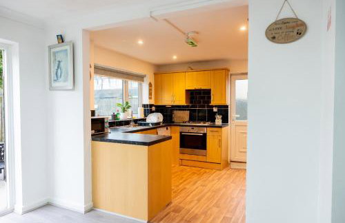 Beautiful Modern Home in London, Free Parking, Family Home, Sleeps 9, Close to Railway Station - Foto 30