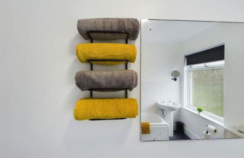 Cliff House By RMR Accommodations - NEW - Sleeps 8 - Modern - Parking - Foto 26