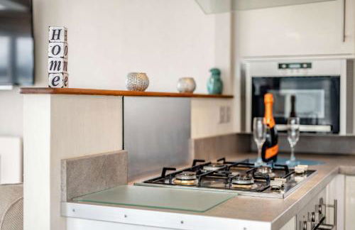 Bay View 2-Bed Lodge with Glorious Harbour View and Balcony - Photo 21