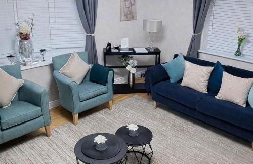 Rosie House 3 bedroom House in Sandbach with Parking - Photo 6