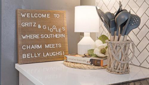 Gritz & Giggles, Where Southern Charm Meets Belly Laughs - Foto 2