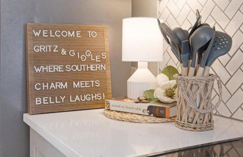 Gritz & Giggles, Where Southern Charm Meets Belly Laughs - Foto 2