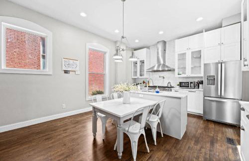 Elegant Manor w Private Yard & Modern Amenities - Foto 7