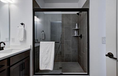 Downtown 1 mi Sleeps 6 wRooftop 3BR 4BED New built Modern Stylish Luxury - Foto 41