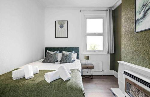Parea Living - Hackney, 4-Bedroom Victorian House w Big Garden - Foto 23