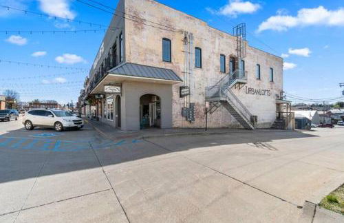 Downtown Urban Loft above Restaurants - Photo 11