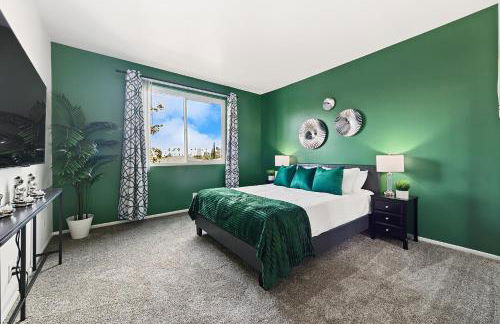 Beverly Hills Glamour Oasis 2 BR Apt with Parking 304 - Photo 2