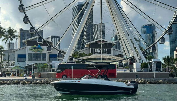 Location de bateau avec skipper à Miami - Photo 3, Vous passerez par des lieux emblématiques de Miami