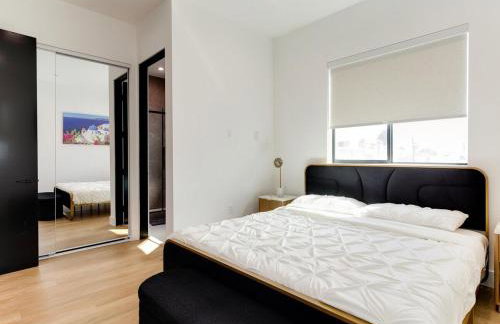 Modern Luxe Retreat Four-Bedroom - Photo 27