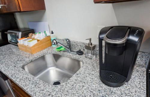 CozySuites Music Row Spacious 2BR free parking 25 - Foto 26