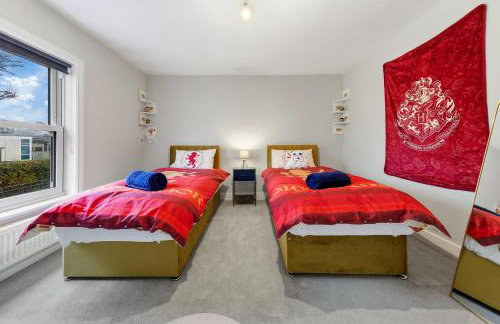 The Lumos House - 4 Bed Home w Parking near Harry Potter Studios - Foto 45