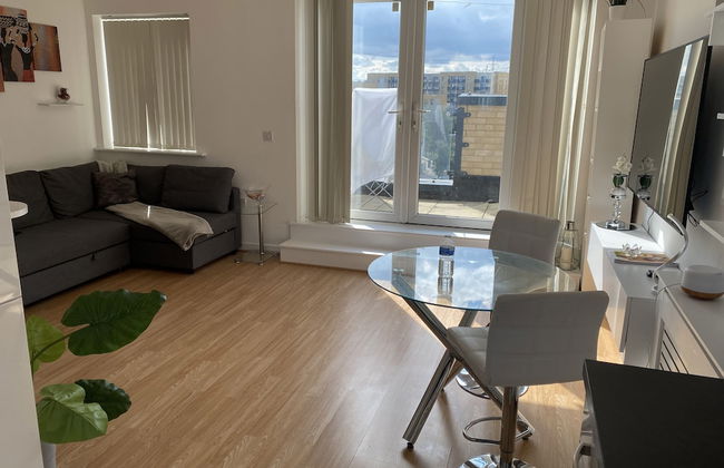 Captivating 1-bed Apartment in Barking - Photo 24