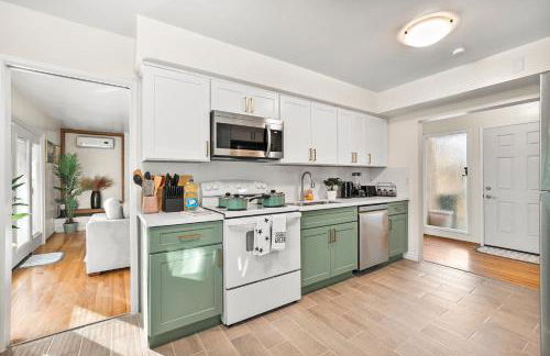 Entire Private Home with 4 Bedrooms 2 Bathrooms, Spacious, Lux King Bed, Ranch Style, Prime Area, Available Now - Photo 12