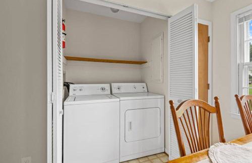 Prime Location 2 BR Oasis with Washer and Dryer - Foto 27