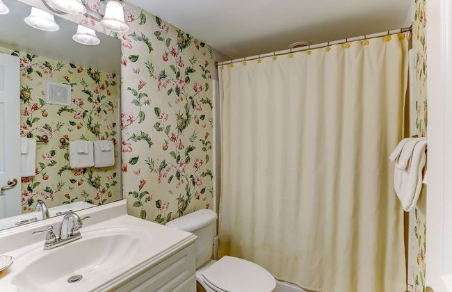 Tastefully Decorated Condo with Scenic Beach Views by RedAwning - Foto 20