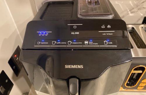 Lovely 3 bed with jacuzzi, close to airport, driveway, wifi - Foto 38