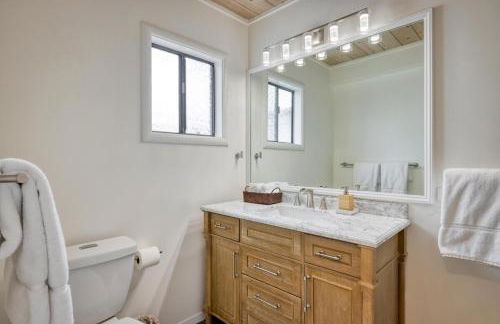 Dockside getaway with hot tub & dock - Foto 10