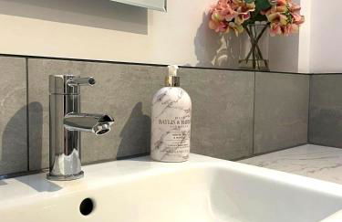 1 bedroom suite in Holt with parking - Photo 10