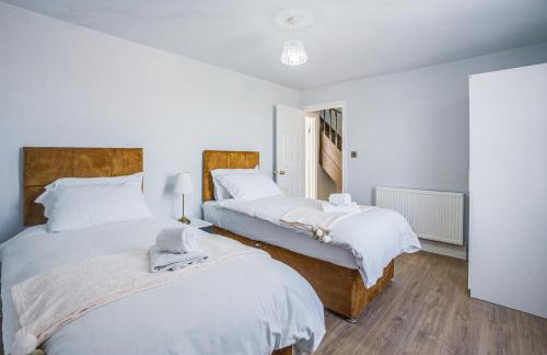 4BR Family Home, Garden, WiFi, 5mins to Elisabeth Line & 10min to Stratford - Foto 11