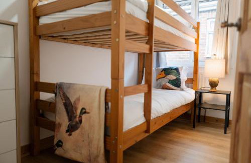 The Bird's Nest by Sheppey Stays- Pet Friendly Cozy Coastal Escape - Sleeps 6 with Parking - Great Rates for Long Stays - Photo 8