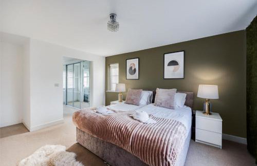 Stunning Detached House with Driveway Parking, Office Room, Self-Check-In, Fast WiFi and Smart TV with Sky and Netflix by Yoko Property - Photo 4