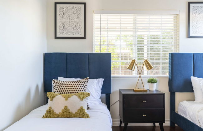 Elegant Retreat Modern Comforts, Prime Location - Photo 12